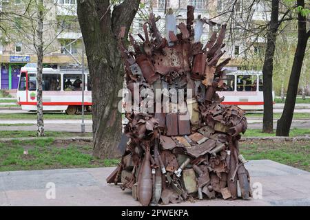 15 avril 2023, Zaporizhjhia, Ukraine: Le trône de fer de l'est est vu dans le centre de Zaporizhjhia. Le trône de fer de l'est à Zaporizhjhia, en Ukraine, fait de véritables machines militaires, épaves et coquilles. Elle a été prise aux positions des forces armées d'Ukraine dans la ville d'Avdiivka, dans la région de Donetsk, au cours de l'hiver 2016. Le trône de fer de l'est a été installé dans la ville de Zaporizhzhia avec l'appui des députés locaux anciens combattants de guerre. Il honore la volonté exceptionnelle du peuple ukrainien de gagner. Les auteurs de cette sculpture en métal ont été inspirés par le célèbre drame de fantaisie GA Banque D'Images