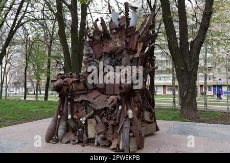 15 avril 2023, Zaporizhjhia, Ukraine: Le trône de fer de l'est est vu dans le centre de Zaporizhjhia. Le trône de fer de l'est à Zaporizhjhia, en Ukraine, fait de véritables machines militaires, épaves et coquilles. Elle a été prise aux positions des forces armées d'Ukraine dans la ville d'Avdiivka, dans la région de Donetsk, au cours de l'hiver 2016. Le trône de fer de l'est a été installé dans la ville de Zaporizhzhia avec l'appui des députés locaux anciens combattants de guerre. Il honore la volonté exceptionnelle du peuple ukrainien de gagner. Les auteurs de cette sculpture en métal ont été inspirés par le célèbre drame de fantaisie GA Banque D'Images