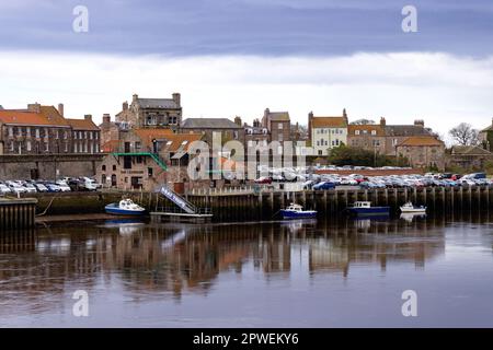 Vue sur un ciel gris au-dessus de la région du port, la rivière Tweed à Berwick upon Tweed, Northumberland, Royaume-Uni Banque D'Images