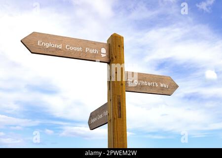 Panneau de sentier pour le chemin de la côte d'Angleterre et la voie St Cuthberts, à Lindisfarne, Northumberland, Royaume-Uni Banque D'Images