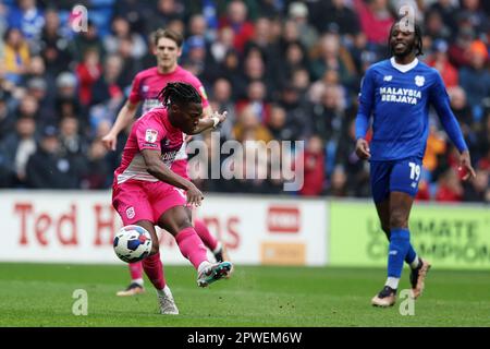 Cardiff, Royaume-Uni. 30th avril 2023. Joseph Hungbo, de Huddersfield Town, marque le but de ses équipes en 1st. Match de championnat EFL Skybet, ville de Cardiff / ville de Huddersfield au stade de Cardiff City à Cardiff, pays de Galles, le dimanche 30th avril 2023. Cette image ne peut être utilisée qu'à des fins éditoriales. Usage éditorial seulement, photo par Andrew Orchard/Andrew Orchard sports photographie/Alamy Live News crédit: Andrew Orchard sports photographie/Alamy Live News Banque D'Images