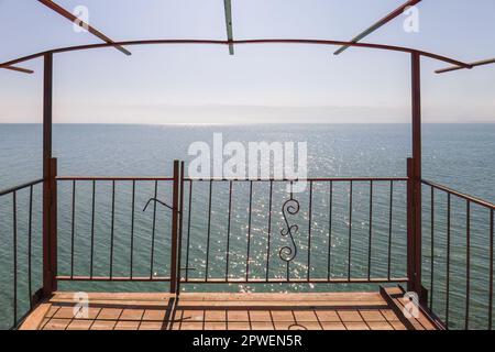 Vue sur le réservoir de Kayrakkum et la mer de Tjik, Tadjikistan. Banque D'Images