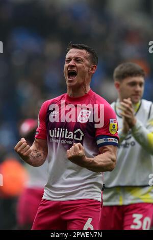 Cardiff, Royaume-Uni. 30th avril 2023. Jonathan Hogg, le capitaine de la ville de Huddersfield célèbre à la fin du match. Match de championnat EFL Skybet, ville de Cardiff / ville de Huddersfield au stade de Cardiff City à Cardiff, pays de Galles, le dimanche 30th avril 2023. Cette image ne peut être utilisée qu'à des fins éditoriales. Usage éditorial seulement, photo par Andrew Orchard/Andrew Orchard sports photographie/Alamy Live News crédit: Andrew Orchard sports photographie/Alamy Live News Banque D'Images