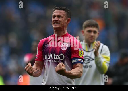 Cardiff, Royaume-Uni. 30th avril 2023. Jonathan Hogg, le capitaine de la ville de Huddersfield célèbre à la fin du match. Match de championnat EFL Skybet, ville de Cardiff / ville de Huddersfield au stade de Cardiff City à Cardiff, pays de Galles, le dimanche 30th avril 2023. Cette image ne peut être utilisée qu'à des fins éditoriales. Usage éditorial seulement, photo par Andrew Orchard/Andrew Orchard sports photographie/Alamy Live News crédit: Andrew Orchard sports photographie/Alamy Live News Banque D'Images