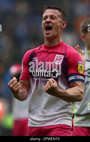 Cardiff, Royaume-Uni. 30th avril 2023. Jonathan Hogg, le capitaine de la ville de Huddersfield célèbre à la fin du match. Match de championnat EFL Skybet, ville de Cardiff / ville de Huddersfield au stade de Cardiff City à Cardiff, pays de Galles, le dimanche 30th avril 2023. Cette image ne peut être utilisée qu'à des fins éditoriales. Usage éditorial seulement, photo par Andrew Orchard/Andrew Orchard sports photographie/Alamy Live News crédit: Andrew Orchard sports photographie/Alamy Live News Banque D'Images