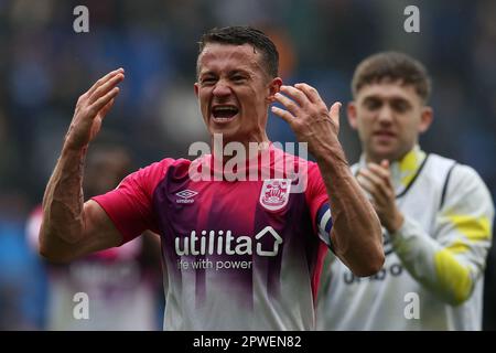 Cardiff, Royaume-Uni. 30th avril 2023. Jonathan Hogg, le capitaine de la ville de Huddersfield célèbre à la fin du match. Match de championnat EFL Skybet, ville de Cardiff / ville de Huddersfield au stade de Cardiff City à Cardiff, pays de Galles, le dimanche 30th avril 2023. Cette image ne peut être utilisée qu'à des fins éditoriales. Usage éditorial seulement, photo par Andrew Orchard/Andrew Orchard sports photographie/Alamy Live News crédit: Andrew Orchard sports photographie/Alamy Live News Banque D'Images