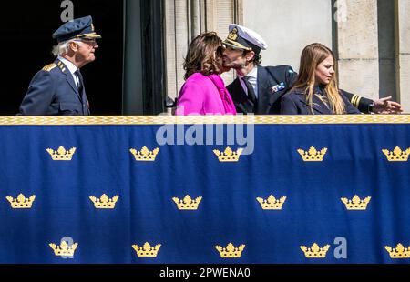 STOCKHOLM 20230430 le roi Carl XVI Gustaf, la reine Silvia, le prince Carl Philip et la princesse Estelle sur le balcon à la célébration du roi Carl Gustaf's. Banque D'Images