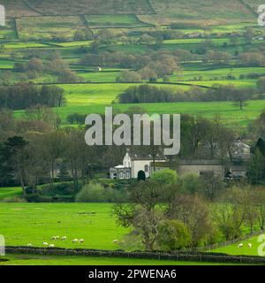 Belle vallée ensoleillée et bord de maisons de village (colline ensoleillée et colline, bâtiments isolés, collines) - Addingham, West Yorkshire, Angleterre, Royaume-Uni. Banque D'Images
