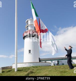 Galley Head, Cork, Irlande. 30th avril 2023. Le gardien Gearld Butler lève les drapeaux avant l'ouverture du phare au public à Galley Head, Co Cork, Irlande.- Credit; David Creedon / Alay Live News Banque D'Images