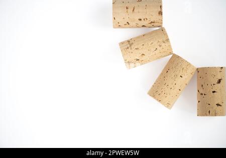 Bouchons de bouteille dans un coin isolé sur un fond blanc. Banque D'Images