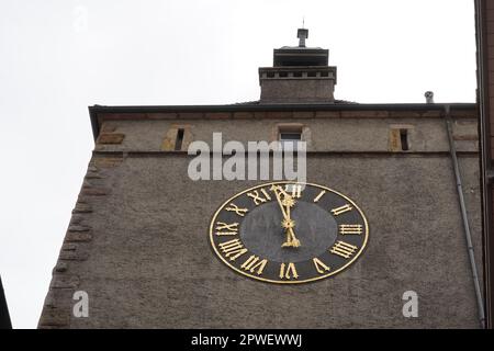 Tour avec horloge de tour montrant 5 à 12. Capturer en vue à angle bas avec une signification symbolique. Banque D'Images