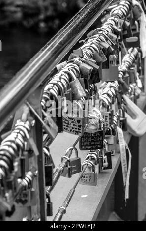 Image en noir et blanc des cadenas laissés sur le pont de Weir Love Locks à Bakewell, Derbyshire, au-dessus de la rivière Wye Banque D'Images