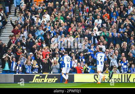 Les fans de Brighton fêtent après que Pascal Gross de Brighton ait marqué un but lors du match Premier League entre Brighton & Hove Albion et Wolverhampton Wanderers au stade de la communauté American Express, Brighton, Royaume-Uni - 29th avril 2023. Photo Simon Dack / Telephoto Images. Usage éditorial uniquement. Pas de merchandising. Pour les images de football, les restrictions FA et Premier League s'appliquent inc. Aucune utilisation Internet/mobile sans licence FAPL - pour plus de détails, contactez football Dataco Banque D'Images