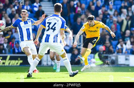 Pedro Neto de Wolves avec un tir lors du match de la Premier League entre Brighton & Hove Albion et Wolverhampton Wanderers au stade de la communauté American Express, Brighton, Royaume-Uni - 29th avril 2023. Photo Simon Dack / Telephoto Images. Usage éditorial uniquement. Pas de merchandising. Pour les images de football, les restrictions FA et Premier League s'appliquent inc. Aucune utilisation Internet/mobile sans licence FAPL - pour plus de détails, contactez football Dataco Banque D'Images