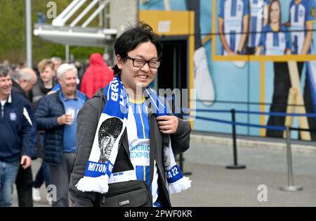 Un fan de Kaoru Mitoma lors du match Premier League entre Brighton & Hove Albion et Wolverhampton Wanderers au stade de la communauté American Express, Brighton (Royaume-Uni) - 29th avril 2023. Photo Simon Dack / Telephoto Images. Usage éditorial uniquement. Pas de merchandising. Pour les images de football, les restrictions FA et Premier League s'appliquent inc. Aucune utilisation Internet/mobile sans licence FAPL - pour plus de détails, contactez football Dataco Banque D'Images