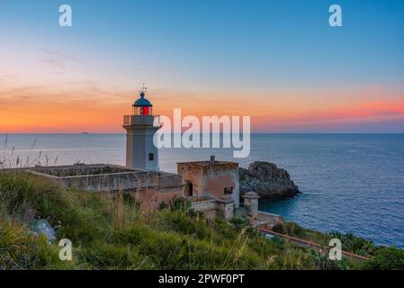 Phare de Capo Zafferano au crépuscule, Sicile Banque D'Images