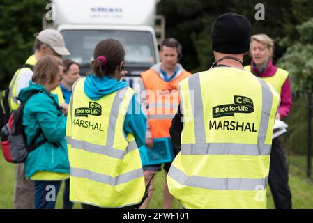 Course pour la vie bénévoles à l'événement Milton Keynes Banque D'Images