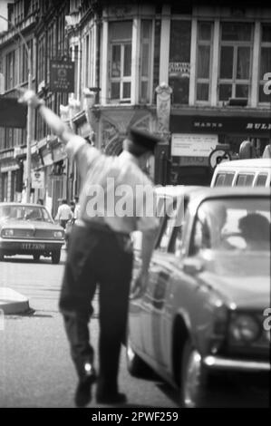 Un policier dans la rue. Londres, Angleterre, 1971 Banque D'Images