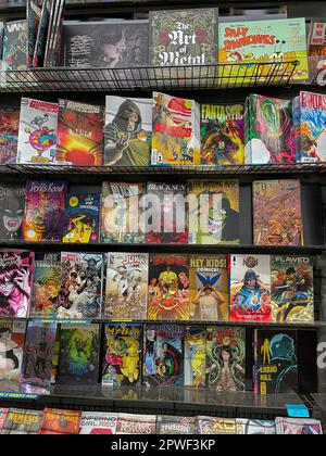 Divers titres de comics sont disponibles à la vente dans le magasin Midtown Comics de Manhattan. Banque D'Images