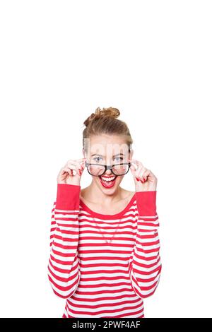 Je suis tellement enthousiaste, je ne peux pas le cacher. Studio portrait d'une jeune femme attrayante en lunettes isolées sur blanc. Banque D'Images