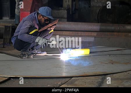 Dhaka, Bangladesh. 30th avril 2023. Le soudage par des travailleurs utilisait des tôles de fer dans une usine de fer à Dhaka, au Bangladesh, en Ontario, à 30 avril 2023. Credit: Mamunur Rashid/Alamy Live News Banque D'Images