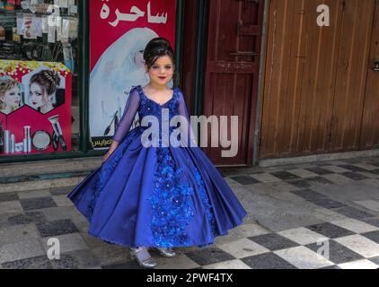 28 avril 2023, Gaza, la bande de Gaza, Palestine : une fillette palestinienne se tient près de son domicile dans le camp de réfugiés de Jabalia, dans le nord de la bande de Gaza. (Credit image: © Mahmoud Issa/Quds Net News via ZUMA Press Wire) USAGE ÉDITORIAL SEULEMENT! Non destiné À un usage commercial ! Banque D'Images