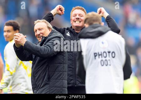 Cardiff City Stadium, Cardiff, Royaume-Uni. 29th avril 2023. EFL Championship football, Cardiff City contre Huddersfield Town ; Neil Warnock, directeur de la ville de Huddersfield, célèbre la victoire de ses équipes en 2-1. Crédit : action plus Sports/Alamy Live News Banque D'Images