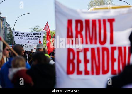 Berlin, Allemagne. 30th avril 2023. « Stop the war Against Russia » et « End Poverty » sont écrits sur des affiches lors d'une manifestation sur Walpurgis Night par l'organisation de district « Hands Off Wedding ! » Avec la devise "paix au lieu du capitalisme - arrêter la course aux armements et mettre fin à la pauvreté" à Berlin-Wedding. Credit: Christoph Soeder/dpa/Alay Live News Banque D'Images