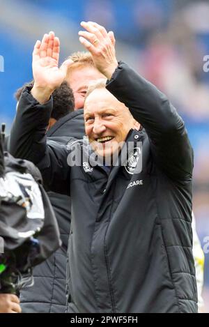 Cardiff City Stadium, Cardiff, Royaume-Uni. 29th avril 2023. EFL Championship football, Cardiff City contre Huddersfield Town ; Neil Warnock, directeur de la ville de Huddersfield, célèbre la victoire de ses équipes en 2-1. Crédit : action plus Sports/Alamy Live News Banque D'Images