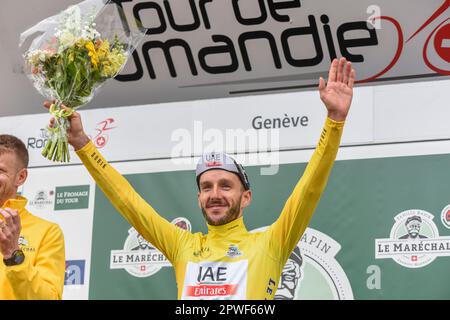 Genève, Suisse. 30th avril 2023. Adam Yates (Grande-Bretagne) de l'équipe des Émirats arabes Unis remporte le Tour de Romandie 2023 en général à Genève, Suisse, 30 avril 2023. La fin du Tour de Romandie 2023 a eu lieu sur le Quai du Mont blanc et en face du Théâtre du Léman. (Photo par: Eric Dubost/Sipa USA) crédit: SIPA USA/Alay Live News Banque D'Images