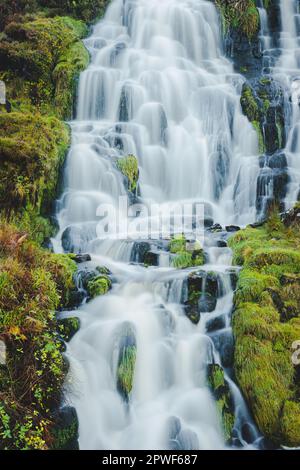 Paysage naturel pittoresque avec vue détaillée sur la chute d'eau de Brie Veil sur l'île de Skye, en Écosse. Banque D'Images