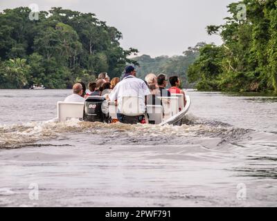 Bateau avec des touristes qui se rendent sur une voie navigable au parc national de Tortuguero, Costa Rica. Banque D'Images