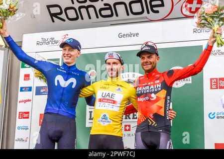 Genève, Suisse. 30th avril 2023. Les 3 gagnants du Tour de Romandie 2023 : Matteo Jorgenson (Etats-Unis) de Movistar (L), Team Adam Yates (Grande-Bretagne) des Emirats Arabes Unis (M), Damiano Caruso (Italie) de Bahreïn Victoruis (R) lors de la cérémonie de remise des prix du Tour de Romandie 2023 a eu lieu sur le quai du Mont blanc et en face du Théâtre Léman. (Photo par: Eric Dubost/Sipa USA) crédit: SIPA USA/Alay Live News Banque D'Images