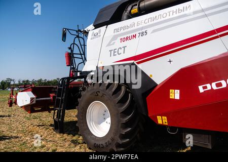 Rostov-on-Don, Russie - août 2020 : première moissonneuse-batteuse autonome sans pilote 'Rostselmash Torum 785' Banque D'Images