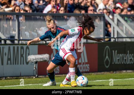 Amsterdam, pays-Bas. 29th avril 2023. Amsterdam, pays-Bas, 29 avril 2023: Elena Dhont (13 Twente) et Ashleigh Weerden (11 Ajax) en action pendant le match Azerion Eredivisie Vrouwen entre Ajax et Twente à de ToekMOST à Amsterdam, pays-Bas. (Leitting Gao/SPP) crédit: SPP Sport presse photo. /Alamy Live News Banque D'Images