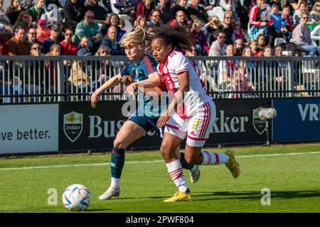 Amsterdam, pays-Bas. 29th avril 2023. Amsterdam, pays-Bas, 29 avril 2023: Kim Everaerts (12 Twente) et Ashleigh Weerden (11 Ajax) en action pendant le jeu Azerion Eredivisie Vrouwen entre Ajax et Twente à de ToekMOST à Amsterdam, aux pays-Bas. (Leitting Gao/SPP) crédit: SPP Sport presse photo. /Alamy Live News Banque D'Images