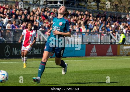 Amsterdam, pays-Bas. 29th avril 2023. Amsterdam, pays-Bas, 29 avril 2023: Suzanne Giesen (8 Twente) en action pendant le match Azerion Eredivisiie Vrouwen entre Ajax et Twente à de ToekMOST à Amsterdam, pays-Bas. (Leitting Gao/SPP) crédit: SPP Sport presse photo. /Alamy Live News Banque D'Images