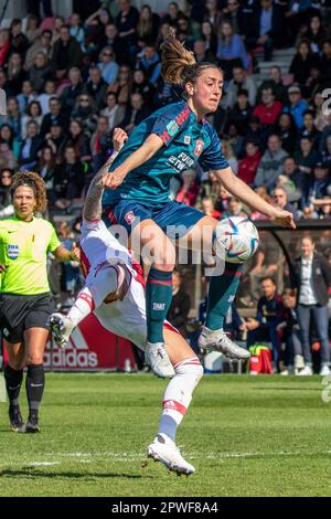 Amsterdam, pays-Bas. 29th avril 2023. Amsterdam, pays-Bas, 29 avril 2023: Suzanne Giesen (8 Twente) en action pendant le match Azerion Eredivisiie Vrouwen entre Ajax et Twente à de ToekMOST à Amsterdam, pays-Bas. (Leitting Gao/SPP) crédit: SPP Sport presse photo. /Alamy Live News Banque D'Images