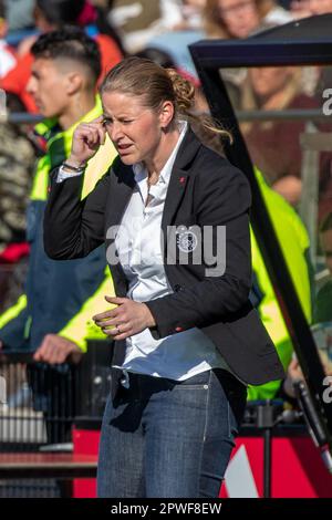 Amsterdam, pays-Bas. 29th avril 2023. Amsterdam, pays-Bas, 29 avril 2023: Suzanne Bakker (entraîneure en chef d'Ajax) donne des instructions pendant le jeu Azerion Eredivisiie Vrouwen entre Ajax et Twente à de ToekMOST à Amsterdam, pays-Bas. (Leitting Gao/SPP) crédit: SPP Sport presse photo. /Alamy Live News Banque D'Images