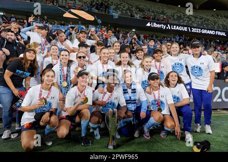 Sydney, Australie. 30th avril 2023. Le FC de Sydney et ses supporters célèbrent le trophée après avoir remporté la Grande finale entre le FC de l'Ouest et le FC de Sydney au stade CommBank sur 30 avril 2023 à Sydney, Australie Credit: IOIO IMAGES/Alay Live News Banque D'Images