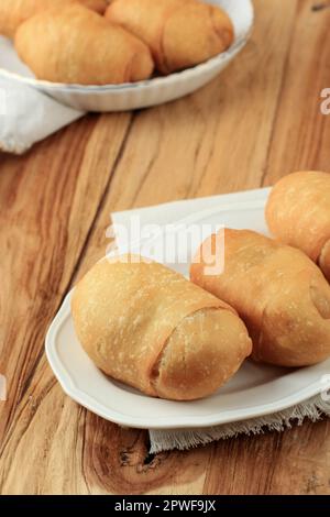 Kue Molen ou Pisang Molen, banane mûre enveloppée de pâte de farine et de friture. Populaire Street Food en Indonésie Banque D'Images