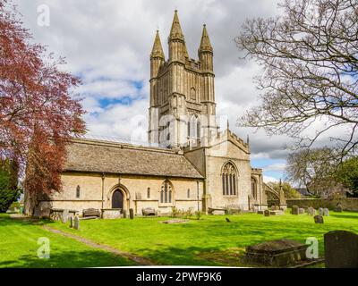 L'église paroissiale de Saint-Sampson, Cricklade sur la Tamise, dans le Wiltshire, au Royaume-Uni, avec son élégante tour à quatre spired Banque D'Images