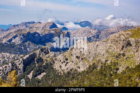 Vue depuis le Comellar des Prat sur la GR221 la route de Drystone entre le lac Cuber et Lluc dans les montagnes Tramuntana de Majorque Espagne Banque D'Images