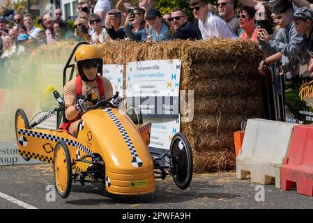 Great Dunmow, Essex, Royaume-Uni. 30th avril 2023. Une soixantaine d'équipes ont participé à la quatrième course Great Dunmow Soapbox Race, qui se classe au deuxième rang des courses britanniques de soapbox après l'événement semestriel Red Bull. Les chariots non motorisés des équipes sont poussés vers le bas de la pente à partir de la ligne de départ et sur les sauts jusqu'à une fin chronométrée. Les chariots varient de la simple à la plus élaborée. Chariot factice d'essai de collision du centre de marchandises Banque D'Images