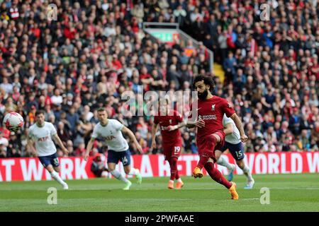 Liverpool, Royaume-Uni. 30th avril 2023. Mohamed Salah, de Liverpool, marque le but de ses équipes à 3rd points de la pénalité. Match Premier League, Liverpool contre Tottenham Hotspur à Anfield à Liverpool le dimanche 30th avril 2023. Cette image ne peut être utilisée qu'à des fins éditoriales. Utilisation éditoriale uniquement, licence requise pour une utilisation commerciale. Aucune utilisation dans les Paris, les jeux ou les publications d'un seul club/ligue/joueur. photo par Chris Stading/Andrew Orchard sports Photography/Alamy Live News crédit: Andrew Orchard sports Photography/Alamy Live News Banque D'Images