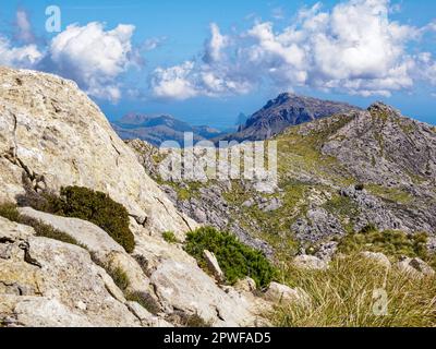 Vue depuis le Coll des Prat sur la route GR221 Drystone à travers les montagnes Tramuntana en direction de la péninsule de Formentor Banque D'Images