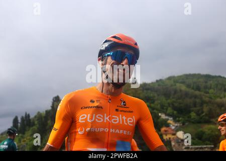 Cangas del Narcea, Espagne, 30th avril 2023 : le cavalier d'Euskaltel - Euskadi, Luis Angel Mate pendant la phase 3rd de la Vuelta a Asturias 2023 entre Cangas del Narcea et Oviedo, sur 30 avril 2023, à Cangas del Narcea, Espagne. Credit: Alberto Brevers / Alay Live News Banque D'Images