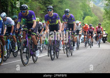 La Rodriga, Espagne, 30th avril 2023 : trois cavaliers de Bolton Equities Black ont parlé pendant la phase 3rd de Vuelta a Asturias 2023 entre Cangas del Narcea et Oviedo, sur 30 avril 2023, à la Rodriga, Espagne. Credit: Alberto Brevers / Alay Live News Banque D'Images