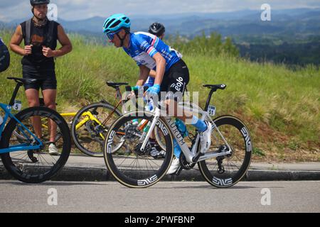 Oviedo, Espagne, 30th avril 2023 : PILOTE EOLO-Kometa, Lorenzo Fortunato pendant la phase 3rd de Vuelta a Asturias 2023 entre Cangas del Narcea et Oviedo, sur 30 avril 2023, à Oviedo, Espagne. Credit: Alberto Brevers / Alay Live News Banque D'Images