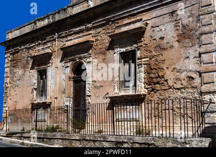 ancienne maison d'un étage abandonnée et en déclin Banque D'Images